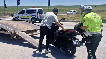 Çorum'da Motosiklet Otomobile Çarptı