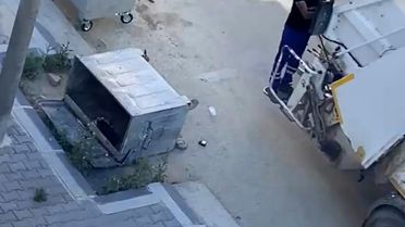 Edirne'de devrilen çöp konteyneri günlerdir kaldırılmadı