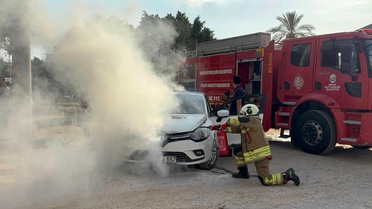 Hatay'da Otomobil Yangını Kontrol Altına Alındı