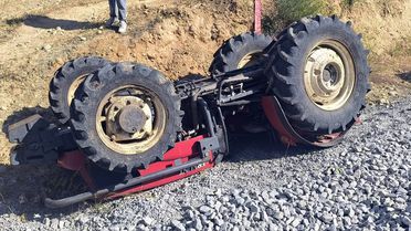 Traktör Devrildi, Yaşlı Sürücü Hayatını Kaybetti
