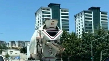 Elazığ'da Beton Mikseri Yolda Harç Döküyor