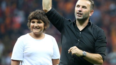 Okan Buruk'un oğlunu görenler tanıyamadı! Boyu babasını geçti