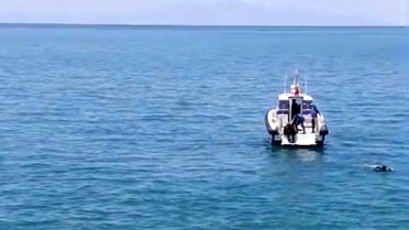 Van Gölü'ne Uçan Otomobilin Sürücüsü Yaralı Kurtarıldı