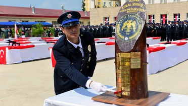Adana'da Polis Mezuniyetinde Evlilik Teklifi