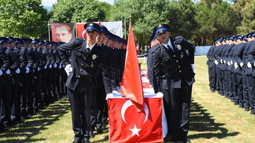 380 Polis Adayı Mezuniyet Coşkusu