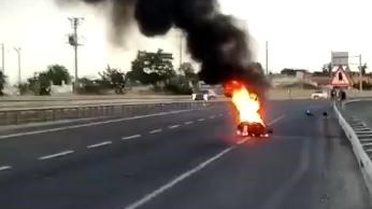 Tekirdağ'da seyir halindeki motosiklet alev alev yandı