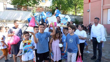 Adana sıcağında öğrencilere buz gibi karne hediyesi