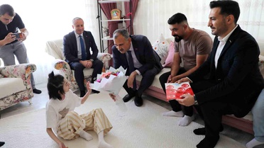 Vali'den evde eğitim gören öğrenciye karne ziyareti