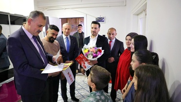 Ağrı Valisi Bozkurt evde eğitim gören öğrencinin karne sevincine ortak oldu