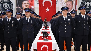Amasya'da polis adaylarının gurur günü: Mezuniyeti 'Erik dalı' oynayarak kutladılar