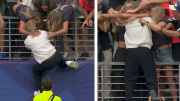 Attıkları tarihi golden sonra örümcek adam gibi tribünlere tırmandı