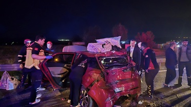 Yeniçağa'da Tır Otomobile Çarptı: 3 Yaralı