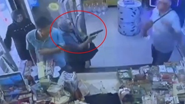 Silahı tutukluk yaptı! Bakın kocasını neden öldürmek istemiş