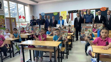 Burdur'da Öğrenciler Karnelerini Aldı