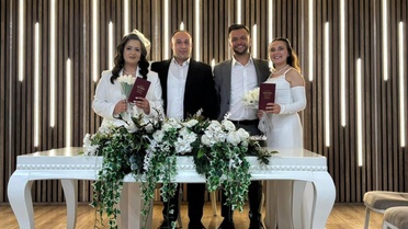 Çocukluk arkadaşları aynı gün evlenip, birbirlerinin nikah şahidi oldu
