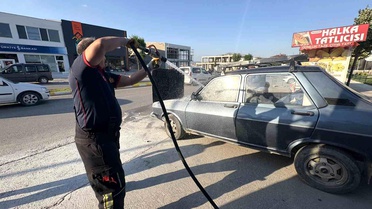 Çorum'da otomobilde çıkan yangını vatandaşlar söndürdü