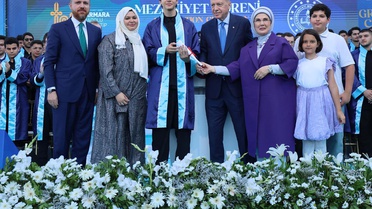 Cumhurbaşkanı Erdoğan'ın torunu Ömer Tayyip mezun oldu! Diplomasını bizzat kendi verdi