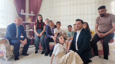 Vali, evde eğitim gören serebral palsi hastası öğrenciye karnesini verdi