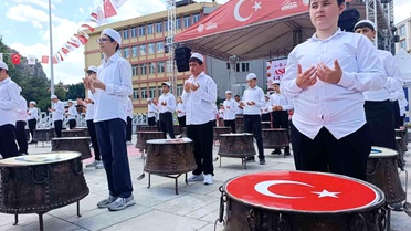 Hatimle pişirilen aşureler vatandaşlara dağıtıldı