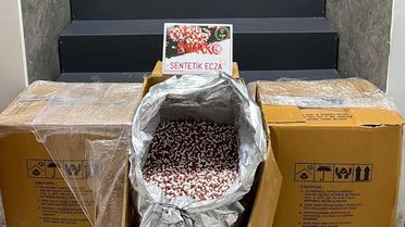 İzmir'de 300 bin uyuşturucu hap ele geçirildi, 2 tutuklama
