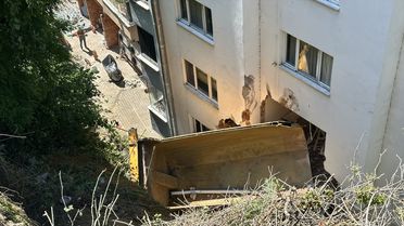 Tirebolu'da Kamyon Apartmana Çarptı: 2 Yaralı