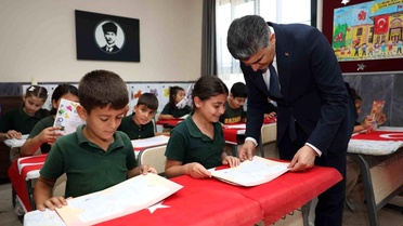 Kaymakam Şener, öğrencilerin karne mutluluğuna ortak oldu