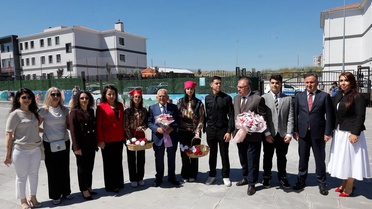 Kayseri'de protokol, öğrencilerin karne heyecanına ortak oldu