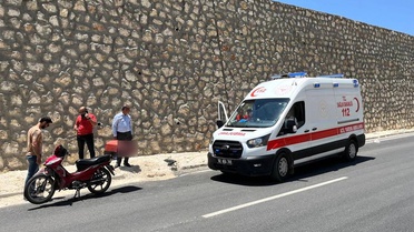 Besni'de Motosiklet Devrildi, Sürücü Yaralandı