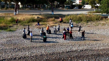Mersin'de gençlerden sahil temizliği seferberliği