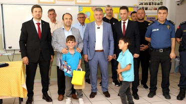 Okullarda son zil çaldı, öğrencilerin ilk karne hediyesi protokolden geldi