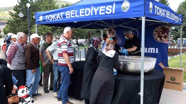 Tokat Belediyesi'nden 12 bin kişiye aşure ikramı