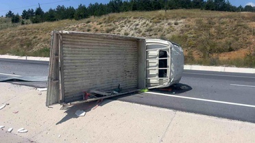 Afyonkarahisar'da Kamyonet Devrildi: 3 Yaralı