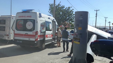Edremit'te Reklam Totemi Otomobilin Üzerine Düştü
