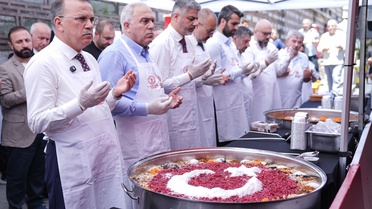 Eminönü'nde Geleneksel Aşure Dağıtımı