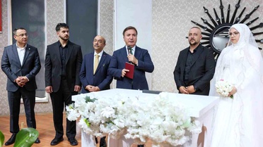 Vali Aydoğdu, genç çiftin nikah şahitliğini yaptı
