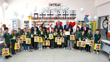Vali Makas, Öğrencilerin Karnelerini Dağıttı