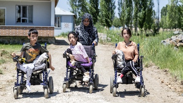 Üç kardeşin karne sevincine asfalt ve akülü sandalye desteği