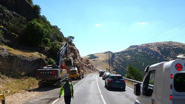 Adıyaman'da Heyelan: Yol Tek Şeritten Açıldı
