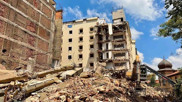 Afyonkarahisar'da Otel Yıkımında Çökme Panik Yarattı