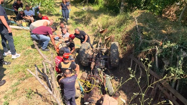 İki torunuyla birlikte traktörün altında kalan dedeyi itfaiye ekipleri kurtardı