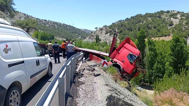 Malatya'da Çekici Bariyerlere Çarptı