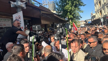 Özgür Özel Esnafı Ziyaret Etti