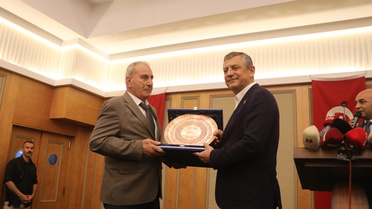 Özgür Özel: CHP'de İç Çekişme Yok, Hukuksuz İşgal Var