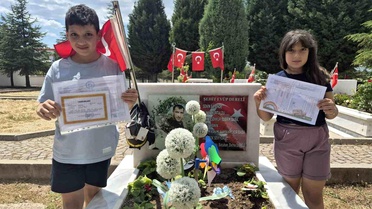 Şehit babalarının mezarına karneleriyle koştular