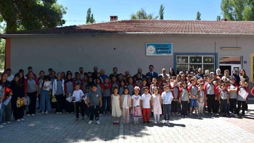 Tomarza'da protokol, öğrencilerin karne heyecanına ortak oldu
