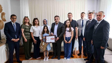 Vali Sözer, Evde Eğitim Alan Öğrencinin Karnesini Verdi