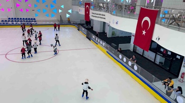 Edremit'te Yazın Serinleme Noktası: Buz Pisti