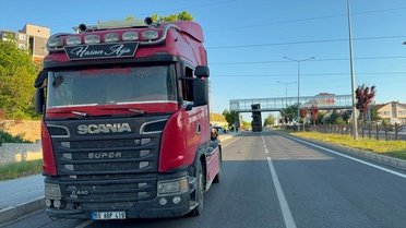 Yozgat'ta Tır Üst Geçitte Asılı Kaldı