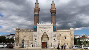 Gök Medrese'ye Ziyaretçi Akını