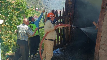 Feke'de Yangın: 2 Katlı Ev Kül Oldu